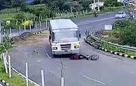 印度：骑摩托车男子被卷入公交车下，安然无恙地爬出来