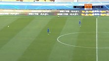 马修斯中路面对三人强势突破 禁区内打门被廖均健挡出