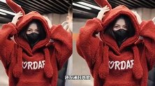 白鹿的上班穿搭又“圈粉”了，穿红色兔耳帽毛绒卫衣，可爱又保暖