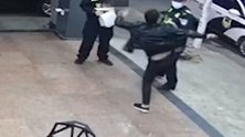广西防城港：连喝四场！醉汉“不讲武德”偷袭民警，被一招放倒