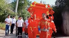 湖北咸宁：离新郎家还有1点5公里，公公抬着花轿迎接儿媳