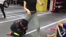 “馒头拳王”贺楠楠施展绝招！抱着美女大腿就不松手
