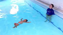 印度婴儿学游泳，怎么感觉小娃完全是靠求生欲活下来的呢
