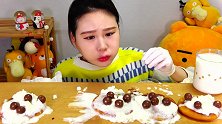 小姐姐吃甜甜蜜蜜的奶油巧克力球糖饼，看着好羡慕呀