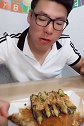 吃货吃蛏王肉，一口一个爽呆了，鲜嫩美味啊