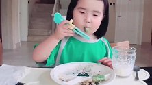 吃货小蛮今天吃的是绿色蔬菜，接下来蛮殿下的举动，太可爱呆萌了
