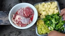 农村小伙买了两斤牛腩配上土豆，柴火铁锅炖着吃，这味道真踏实
