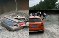 山西一满载石子大货车侧翻压扁小车 车内一家3口当场死亡