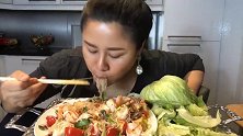 大姐吃凉拌米线，搭配有虾仁、洋葱和豆腐，搅拌着吃很有泰国风味