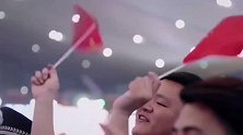 当这首歌在首都机场响起时，现场旅客都停下来合唱，老外都看呆了