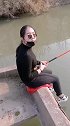 看我大女儿钓鱼像模像样吧？