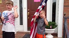 两个儿子在门口摇旗等着爸爸回家，见到爸爸的一刻简直激动坏了