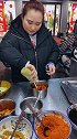 外焦里嫩炸土豆，裹满酱料一口绝了