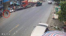与死神擦肩！男子过马路遇到罐车失控 一路连跑带摔险险避开