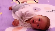 四个月的小宝宝终于会翻身了，接下来的眼神好逗，太可爱了！