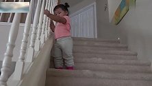 小宝宝下楼梯太过激动，脚底一滑，妈妈蒙了！