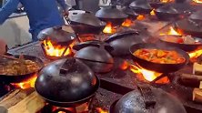 巴铁这个饭店很火爆，几十口大锅一直炖肉，根本停不下来