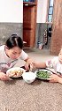 这娘俩竟然这样吃饭，讲究营养搭配，有点逗
