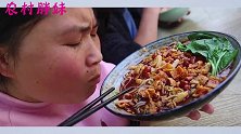 大洋嘴馋，胖妹煮三包螺蛳粉让老公解馋，又臭又想大洋吃完夸过瘾