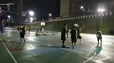 职业球员跑去打野球，还说不太会打，结果秀翻全场