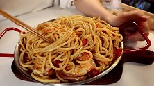 嗦面快乐，满满一锅的虾仁意面，好吃到完全停不下来
