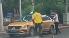 疑因路怒症！哈尔滨一外卖小哥手持铁棒 街边疯狂打砸出租车