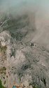 云雾缭绕的山顶