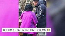 泰山“挑山工”货物意外散落，愣在当场不知所措，多名游客上前帮忙捡拾搬运