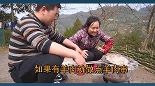 超小厨一家五口在村口吃烤鱼，小杨直夸香，一大条鱼不够吃