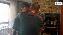 告别欧洲杯！斯皮纳佐拉与队友拥抱告别 众人送上热烈掌声