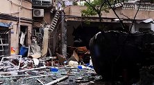 武汉一餐馆操作间发生爆燃 小区多处房屋受损 车被炸翻在地
