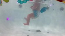 原来小宝宝游泳时，水下面的身姿这么可爱！心都被萌化了！
