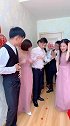 伴郎太有福气了，和这么漂亮的伴娘一起挤气球