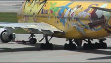 动漫彩绘飞机在机场降落起飞，国内很少见到