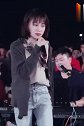 小阿七街头演唱《活着》嗓音洪亮，很火的网红女歌手