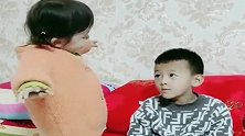 哥哥不写作业，小妹妹着急发火，眼前一幕看愣了，这孩子真厉害