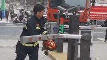 江西南昌：消防员为进小区救人一把拆掉门禁杆：会帮他们修