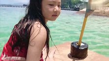 小萝莉跟海豚共舞，国外的海洋公园还有这样的服务