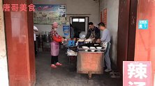 实拍徐州新沂名吃鸡蛋饼，6元一张加2个鸡，饭点要排队