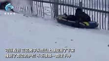 混乱！橡胶艇失控极速冲下雪山 撞翻护栏游客四脚朝天狼狈不堪