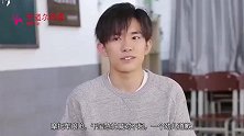 千玺骑摩托差点摔着周冬雨，急忙喊对不起，周冬雨的反应够笑一年