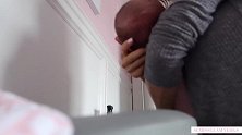 粉妆玉琢的乖宝宝，让妈妈忍不住抱一抱，真是引人瞩目！