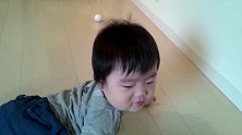 小宝宝爬着捡球，这姿势可爱极了！跟个小青蛙似的