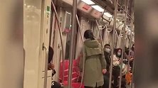 男子地铁摸臀猥亵女子，被掌掴3分钟，警方：行拘男子