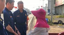 这是母亲的心意！兵妈妈拦车给消防员送饮料 声音哽咽让人泪目