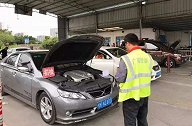 再遇“暴力年检”，车头冒黑烟机油炸一地，检测员：你车太破了！