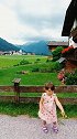 在阿尔卑斯山下的小女孩