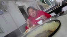 胖妹几百元吃地锅鸡，满满一锅肉，加上贴饼吃过瘾