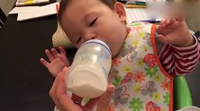 7个月宝宝吃奶累到睡着了，看来小宝宝吃奶也真是辛苦了