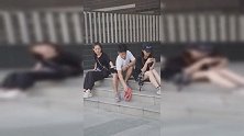 街拍：黑色半袖T恤搭配宽松裤，黑色摩登风